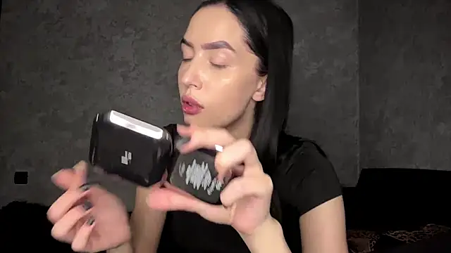 Snapshot of Ailish_Loveee chatting on June 25, 4:00 pm Ailish Loveee online show from June 25, 4:00 pm