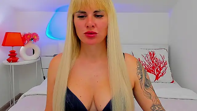 Snapshot of LilyDav chatting on June 18, 5:19 am LilyDav online show from June 18, 5:19 am