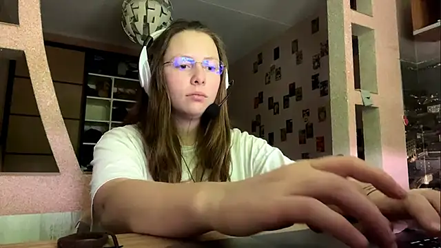 Snapshot of AlisonOhlmacher chatting on June 14, 7:21 am AlisonOhlmacher online show from June 14, 7:21 am