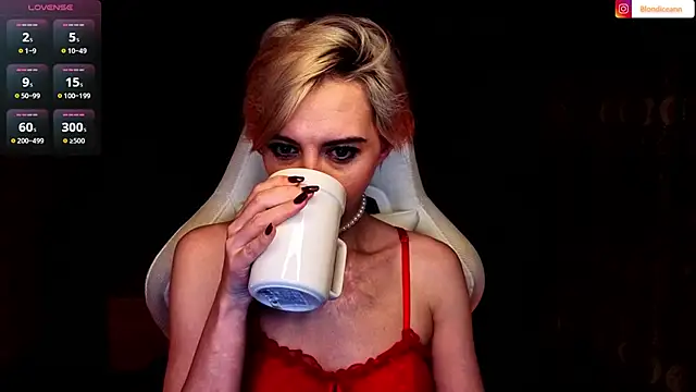 Snapshot of Blondice_ann chatting on June 27, 12:15 am Blondice ann online show from June 27, 12:15 am