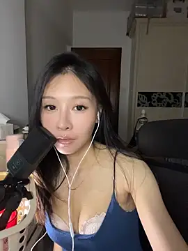 DouDou-2001 online show from June 8, 1:00 pm
