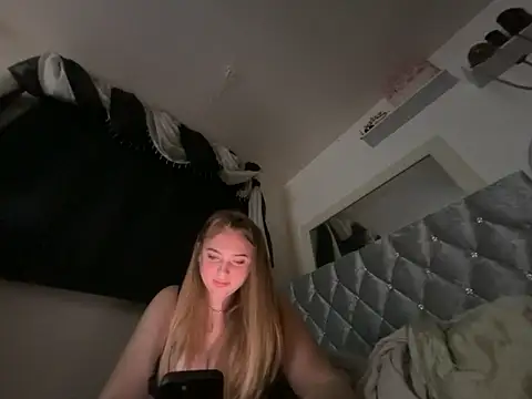 Snapshot of Violetsinxx chatting on June 14, 2:24 am Violetsinxx online show from June 14, 2:24 am