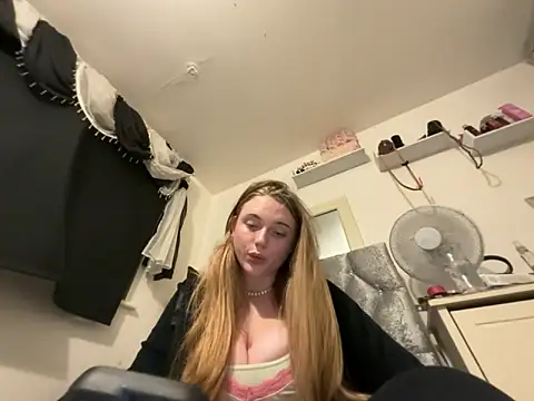 Snapshot of Violetsinxx chatting on June 15, 10:23 pm Violetsinxx online show from June 15, 10:23 pm