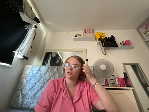 Snapshot of Violetsinxx chatting on June 23, 1:31 pm Violetsinxx online show from June 23, 1:31 pm