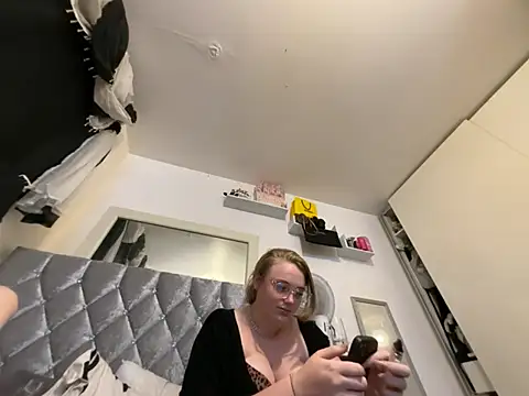 Snapshot of Violetsinxx chatting on June 25, 9:08 pm Violetsinxx online show from June 25, 9:08 pm
