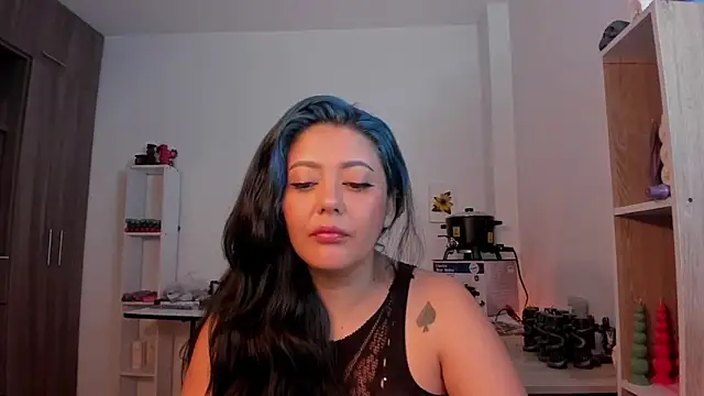 LauraToro  online show from April 5, 10:18 pm