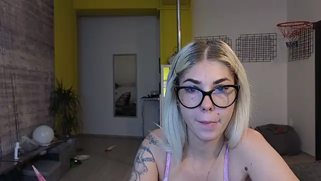 Sarahcamsx online show from June 18, 8:46 pm