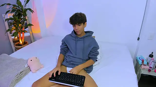Snapshot of Samy_Twink chatting on June 25, 3:06 am Samy Twink online show from June 25, 3:06 am