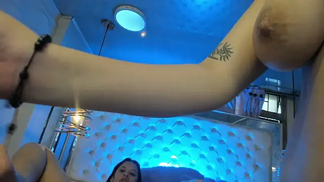 Snapshot of Tifanny-Val chatting on July 9, 12:31 pm Tifanny-Val online show from July 9, 12:31 pm