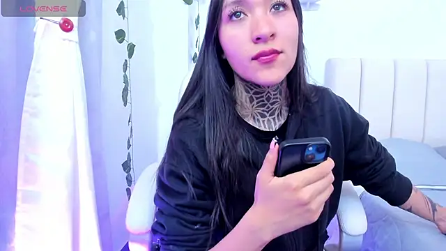 isasaenz  online show from August 6, 3:52 am