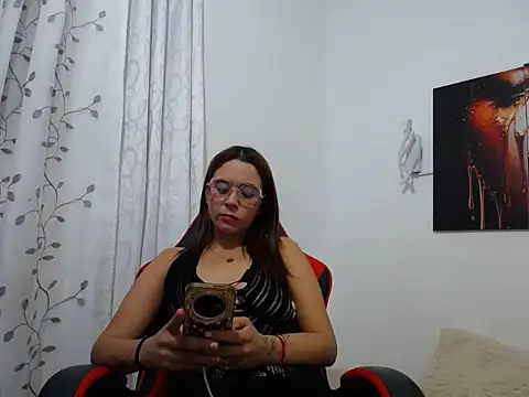 Snapshot of zelleste chatting on June 15, 11:40 pm zelleste online show from June 15, 11:40 pm
