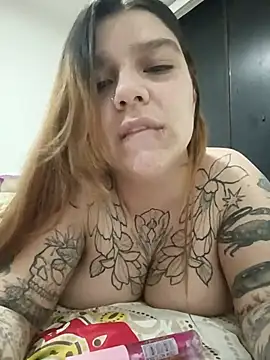 Snapshot of Julieta_01 chatting on June 24, 5:06 am Julieta 01 online show from June 24, 5:06 am