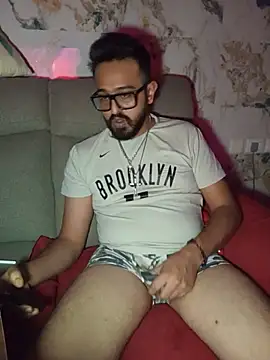freakkydessi online show from August 8, 9:39 pm