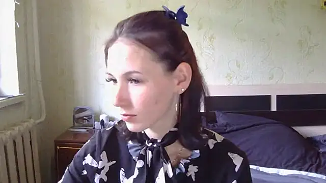 Snapshot of AcinarAlien chatting on June 17, 6:05 am AcinarAlien online show from June 17, 6:05 am