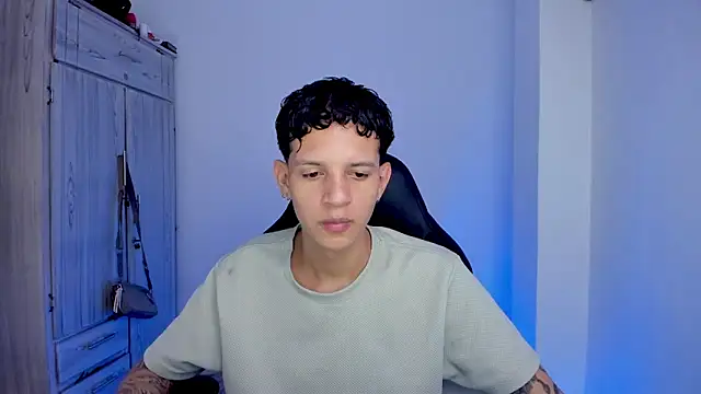 tylerrnova online show from August 4, 3:21 am