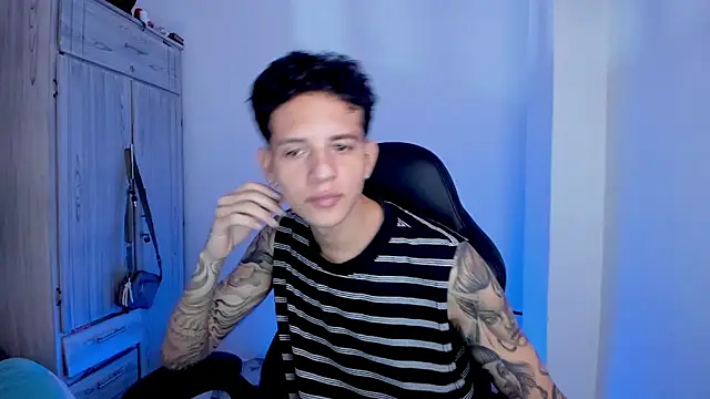 tylerrnova online show from August 7, 3:19 am
