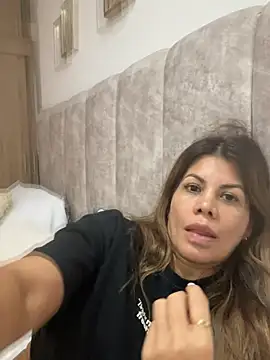 Snapshot of Valen_Milf4u chatting on July 6, 12:51 am Valen Milf4u online show from July 6, 12:51 am