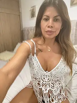 Snapshot of Valen_Milf4u chatting on July 11, 12:46 am Valen Milf4u online show from July 11, 12:46 am