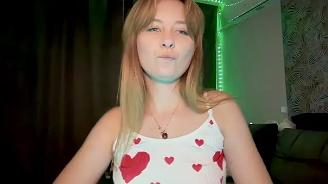 Snapshot of Luna_Kissss chatting on July 16, 7:31 pm Luna Kissss online show from July 16, 7:31 pm