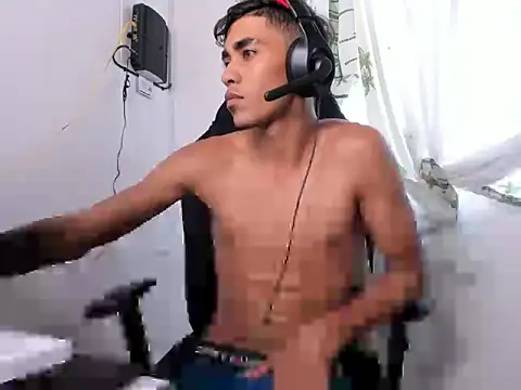 Snapshot of alien_bigck chatting on June 27, 1:50 pm alien bigck online show from June 27, 1:50 pm
