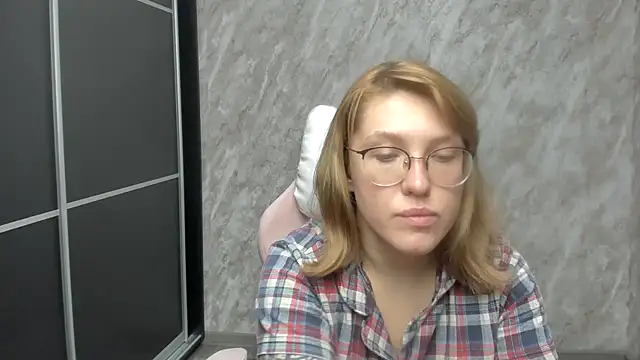 Reginasmilee online show from March 2, 10:45 am