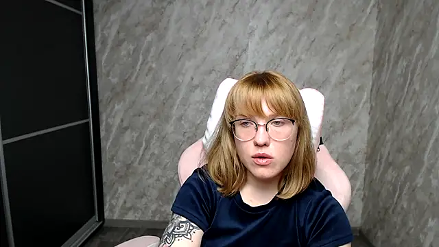 Reginasmilee online show from March 5, 4:46 pm