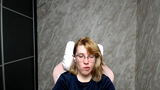 Reginasmilee online show from March 6, 3:35 pm