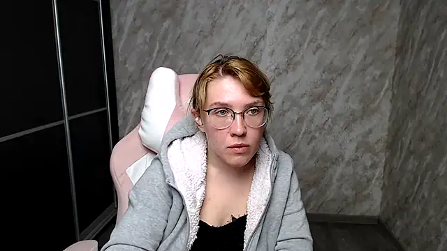 Reginasmilee online show from March 12, 1:19 pm