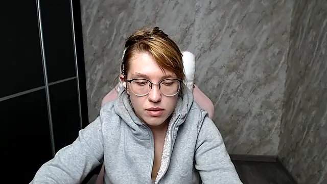 Reginasmilee online show from March 13, 6:48 am