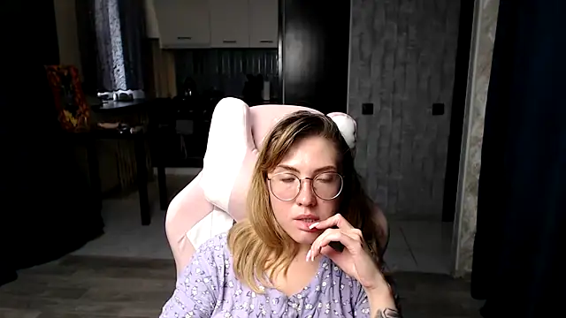 Reginasmilee online show from September 9, 12:15 pm