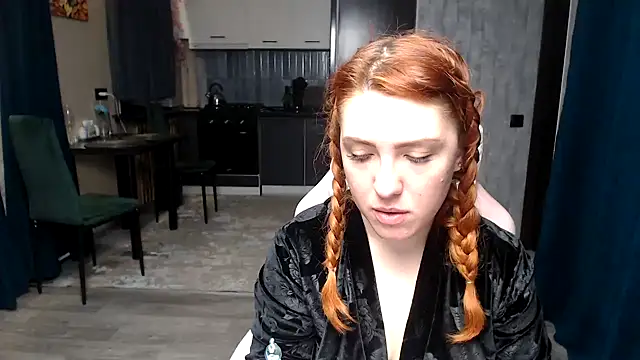 Snapshot of Reginasmilee chatting on April 6, 2:42 am Reginasmilee online show from April 6, 2:42 am