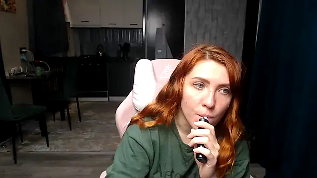 Snapshot of Reginasmilee chatting on April 10, 2:39 am Reginasmilee online show from April 10, 2:39 am