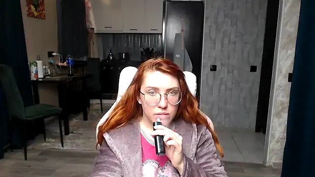 Snapshot of Reginasmilee chatting on April 13, 4:18 am Reginasmilee online show from April 13, 4:18 am