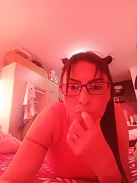 yelilatina online show from July 1, 9:58 pm