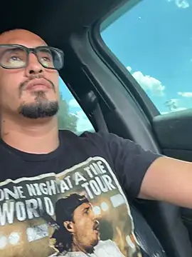 Johnvalderaz1989 online show from July 13, 8:00 pm