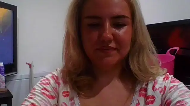 Snapshot of MaddyCherryX chatting on July 4, 9:32 pm MaddyCherryX online show from July 4, 9:32 pm