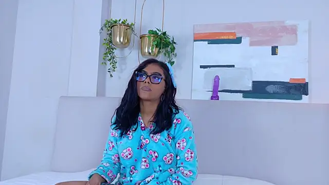 Snapshot of MikaellaFoxx chatting on August 4, 3:21 am MikaellaFoxx online show from August 4, 3:21 am