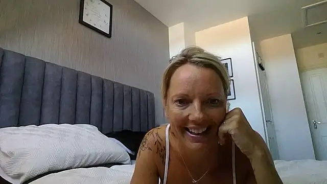 Snapshot of SexpotPolly chatting on July 11, 8:39 am SexpotPolly online show from July 11, 8:39 am