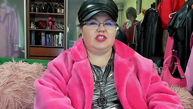 Snapshot of KaryQueen chatting on December 4, 5:11 pm KaryQueen online show from December 4, 5:11 pm