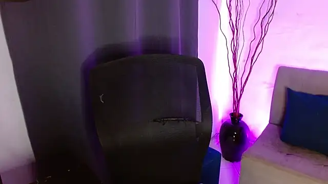 lispetite online show from April 18, 6:06 am