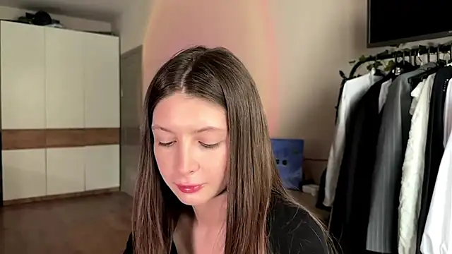 KikiBloomy online show from July 15, 9:25 am