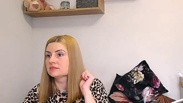 alisenties online show from April 8, 3:45 pm