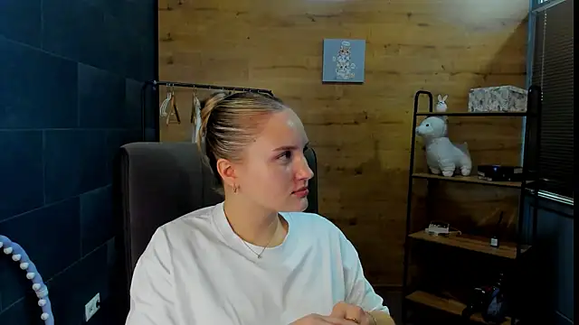 Snapshot of AnaaHunter chatting on July 23, 1:09 pm AnaaHunter online show from July 23, 1:09 pm