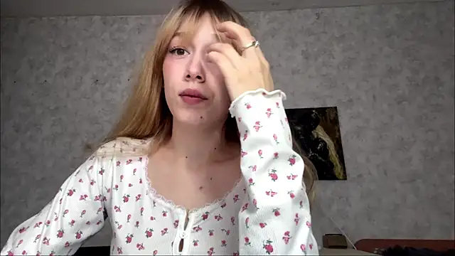 AriaFlyFerrari online show from July 22, 7:00 am