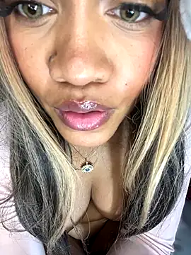 Snapshot of riri_brunnete chatting on December 4, 2:26 pm riri brunnete online show from December 4, 2:26 pm