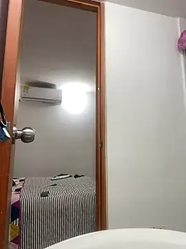 Snapshot of riri_brunnete chatting on February 24, 12:37 pm riri brunnete online show from February 24, 12:37 pm