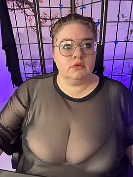 Snapshot of DriveThruChloe chatting on August 1, 1:21 pm DriveThruChloe online show from August 1, 1:21 pm