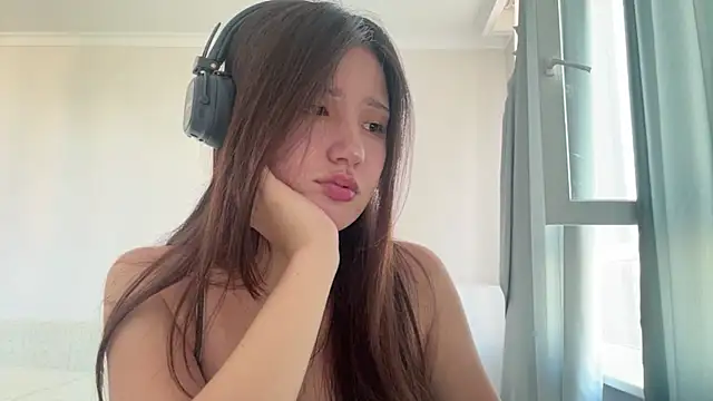Laayla  online show from August 6, 3:30 am