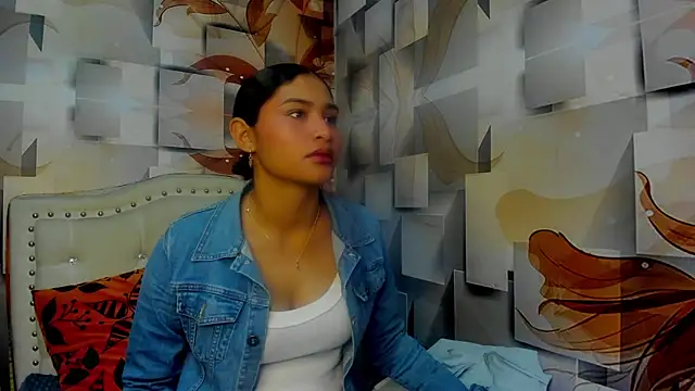 Snapshot of malaika_chalo chatting on August 3, 2:11 pm malaika chalo online show from August 3, 2:11 pm