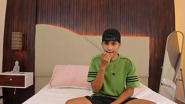 Alexxx B2026 online show from August 4, 7:05 pm